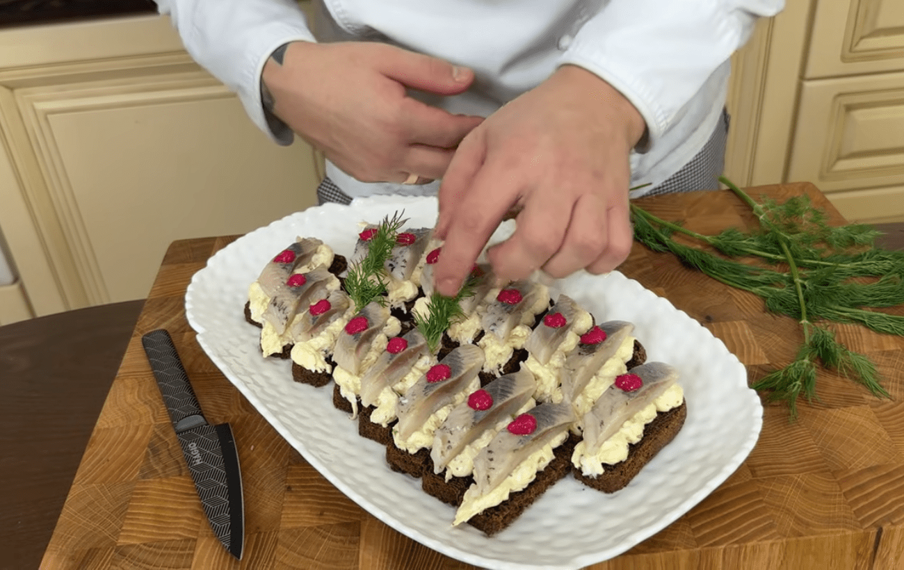 Кулінари розповіли, як цікаво приготувати закуску з оселедцем