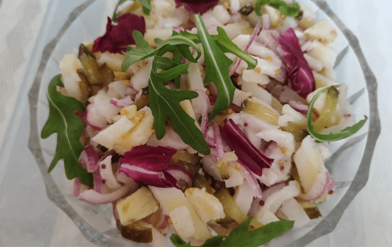 Кулінари поділилися рецептом селянського салату з салом