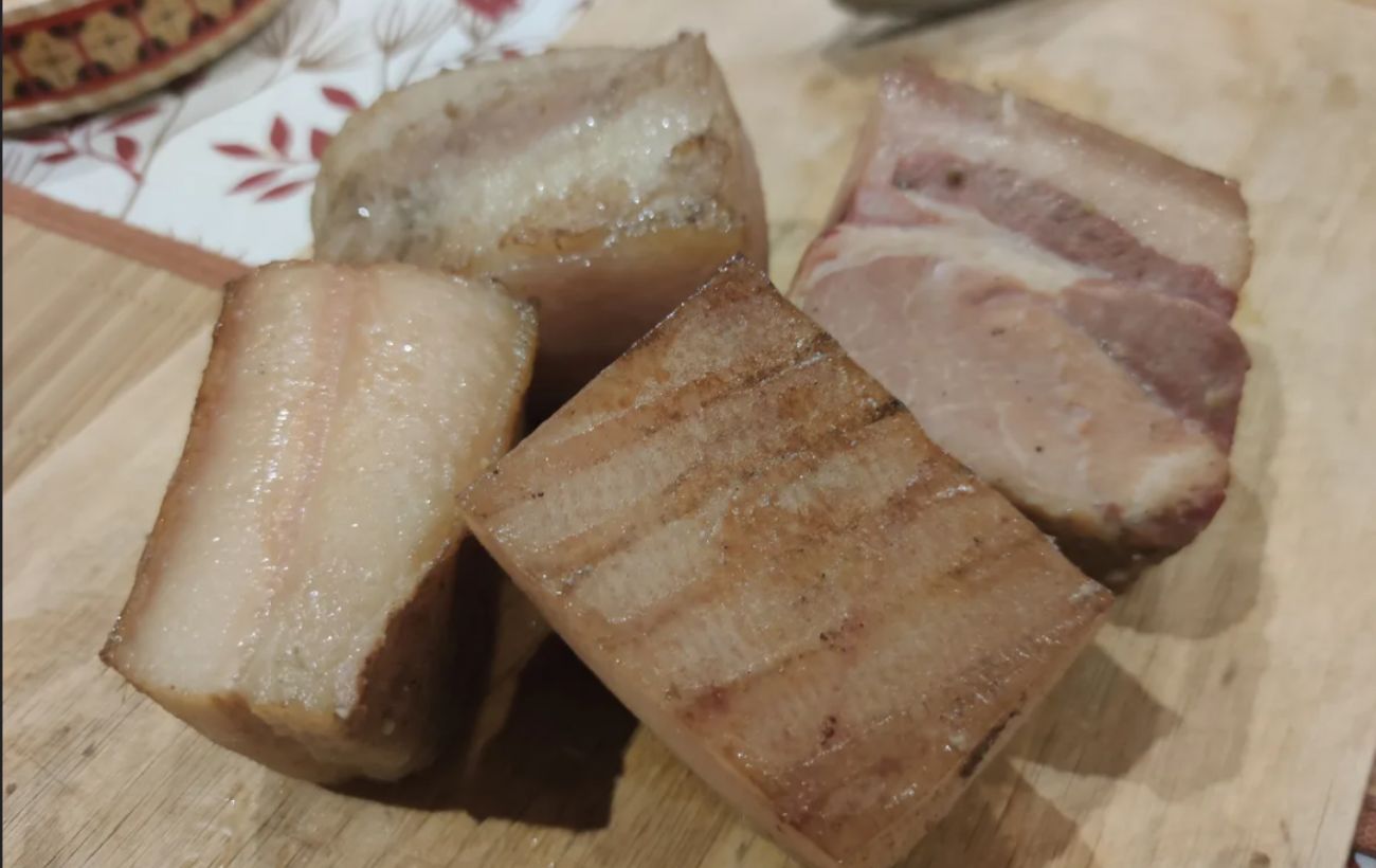 Кулінари розповіли, як приготувати смачне й насичене копчене сало із цибулевого лушпиння – рецепт