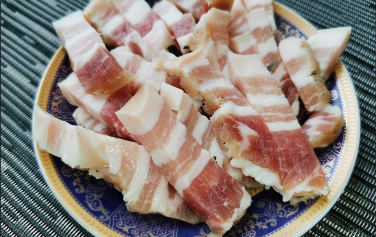 Кулінари розповіли, як приготувати смачне й насичене копчене сало із цибулевого лушпиння – рецепт