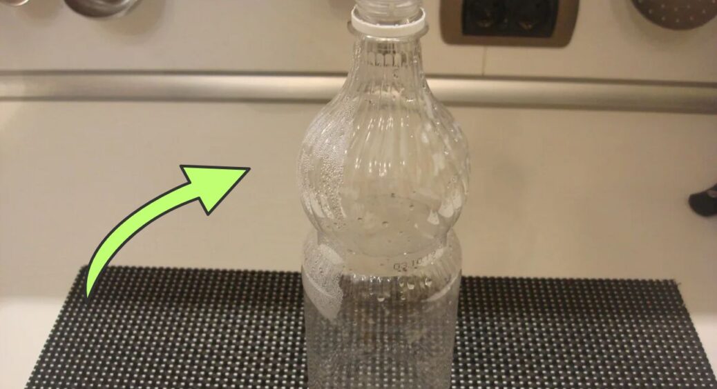 Пусті пляшки по 2 літри бережу як зіницю ока: зробила з них цікавий “інструмент” доньці до школи 