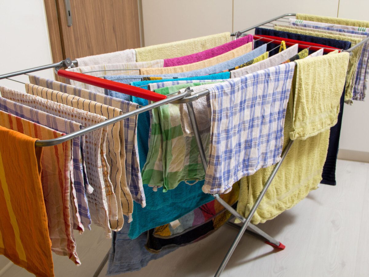 Експерти розповіли, чому не можна сушити одяг на батареї та як краще просушувати свої речі