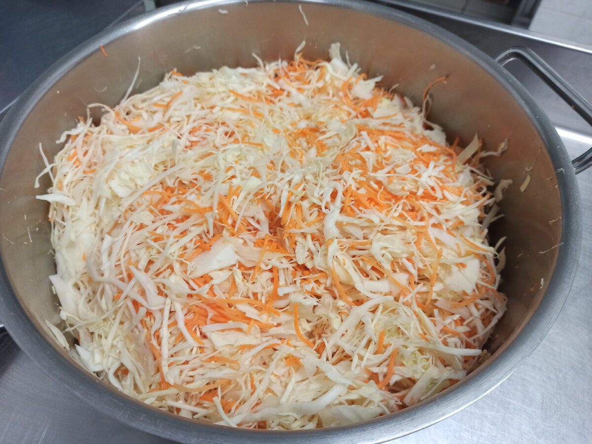 Кулінари порадили простий метод, як нарізати капусту на салат, аби вона не пускала сік