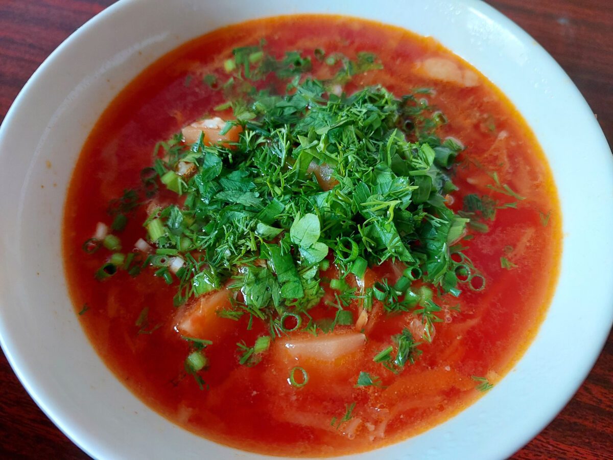 Кулінари розповіли, яка добавка у борщ допоможе перетворити блідий колір у насичений червоний