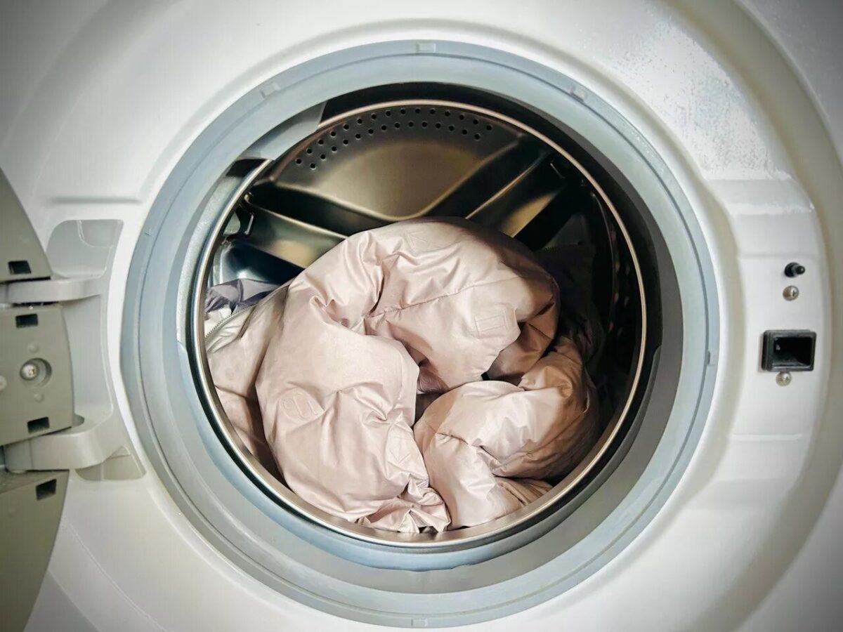 Експерти розповіли, як очистити плями на рукавах куртки просто та без особливого клопоту