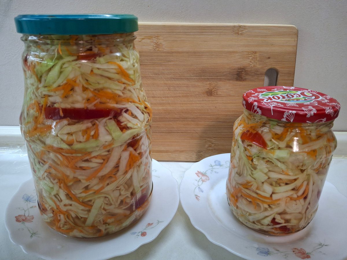 Кулінари порадили простий метод, як нарізати капусту на салат, аби вона не пускала сік