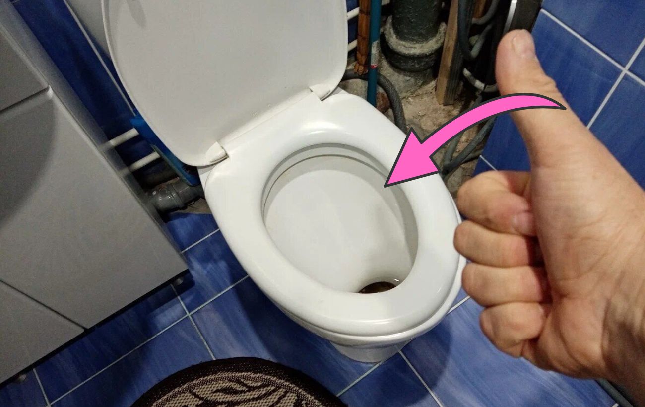 Як очистити унітаз від неприємного аромату