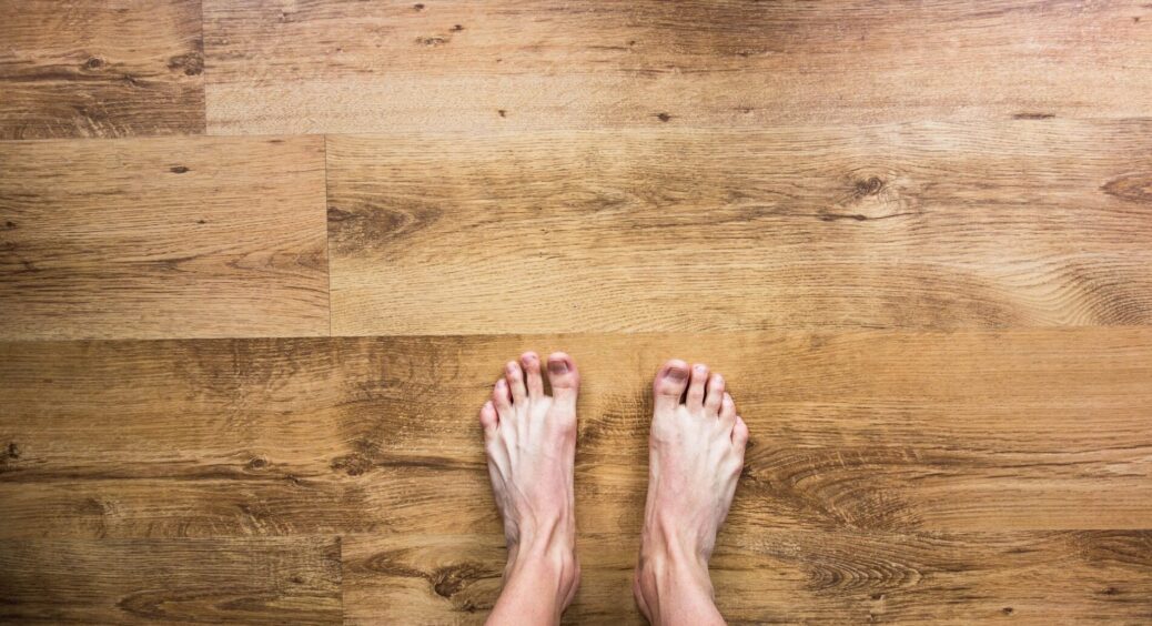 Підлога більше не холодна навіть без килимів і шкарпеток: 1 простий трюк, який роблю в таку погоду в січні 