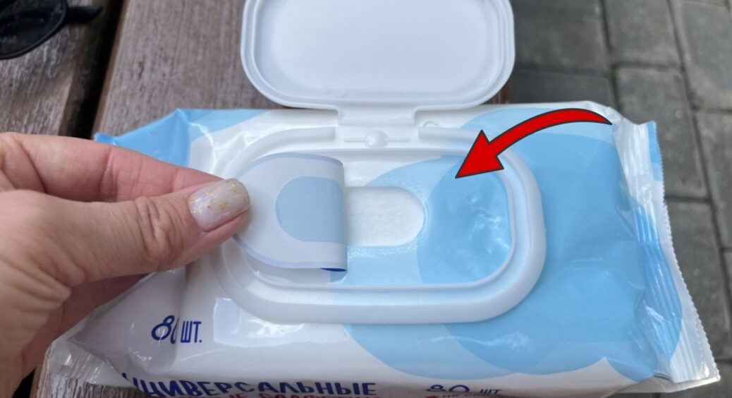 Старі вологі серветки бережу як зіницю ока – використовую їх у квартирі тільки так: 3 трюки 