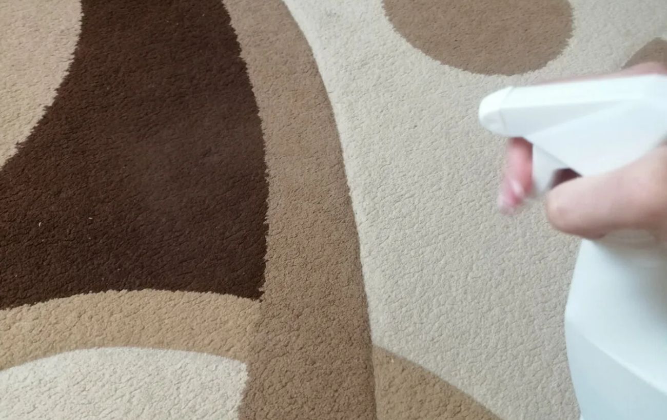 Експерти розповіли, який простий лайфхак допоможе очистити килим у домашніх умовах