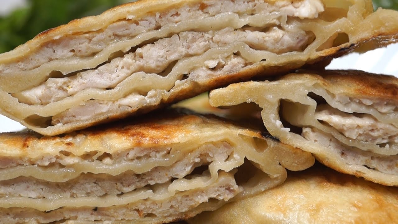 Кулінари поділилися рецептом лінивих коржиків на окропі з м'ясом за 30 хвилин