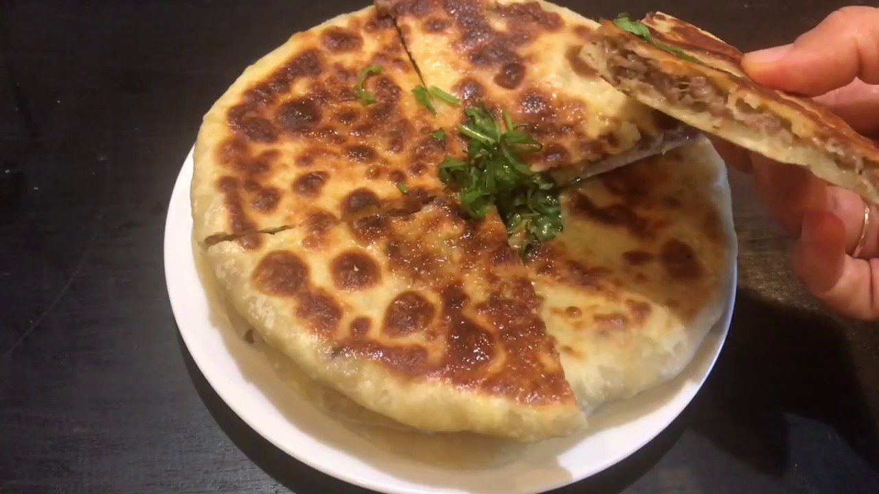 Кулінари поділилися рецептом лінивих коржиків на окропі з м'ясом за 30 хвилин