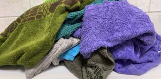 Господині розповіли, як вивести затхлий запах із рушників сіллю 