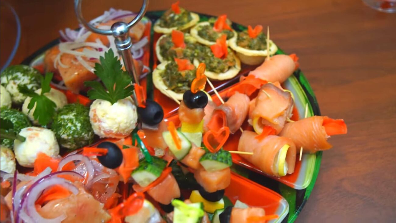 Кулінари поділилися рецептами найсмачніших холодних закусок із червоною рибою