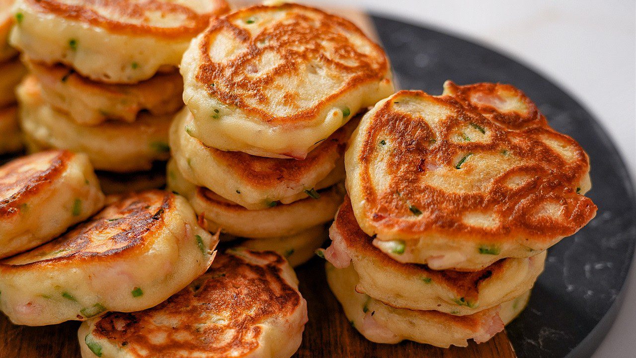 Кулінари розповіли, як приготувати оладки з сиром та зеленою цибулею за 15 хв