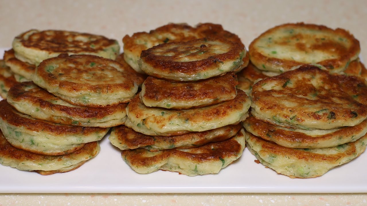 Кулінари розповіли, як приготувати оладки з сиром та зеленою цибулею за 15 хв