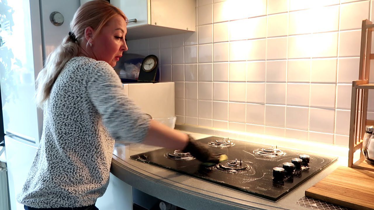 Господині розповіли, як швидко позбутися застарілого жиру на плиті без хімії