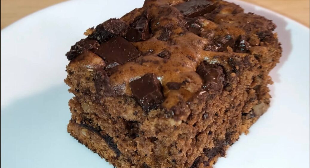 Шоколадний пиріг із чорносливом та горіхами за 35 хв – не просто випічка, а справжній смаколик. Рецепт 