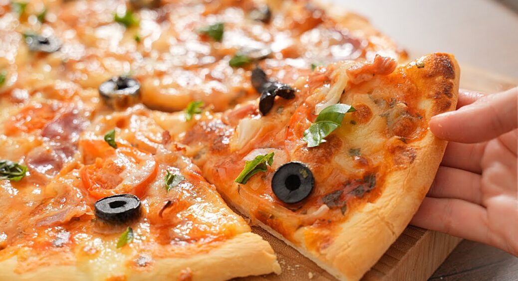 Вже не замовляю піцу з доставки, бо знайшла рецепт тіста на мінералці: 15 хвилин роботи, а бортики пухкі 