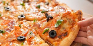 Кулінари розповіли, як правильно приготувати тісто для піци на мінеральній воді