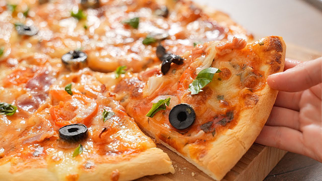 Кулінари розповіли, як правильно приготувати тісто для піци на мінеральній воді