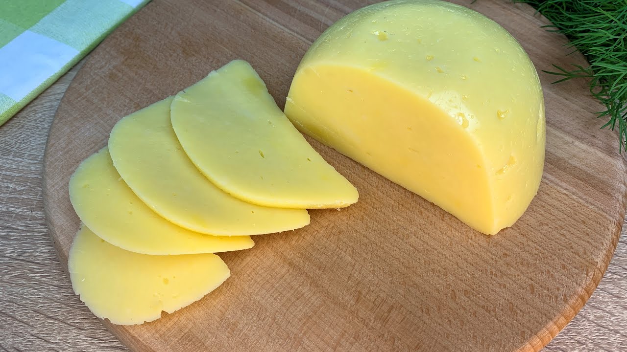 Досвідчені господині розповіли, як і в чому найкраще зберігати сир