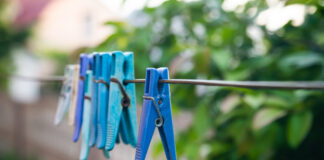 Господині розповіли, як із користю можна використовувати старі прищіпки на кухні