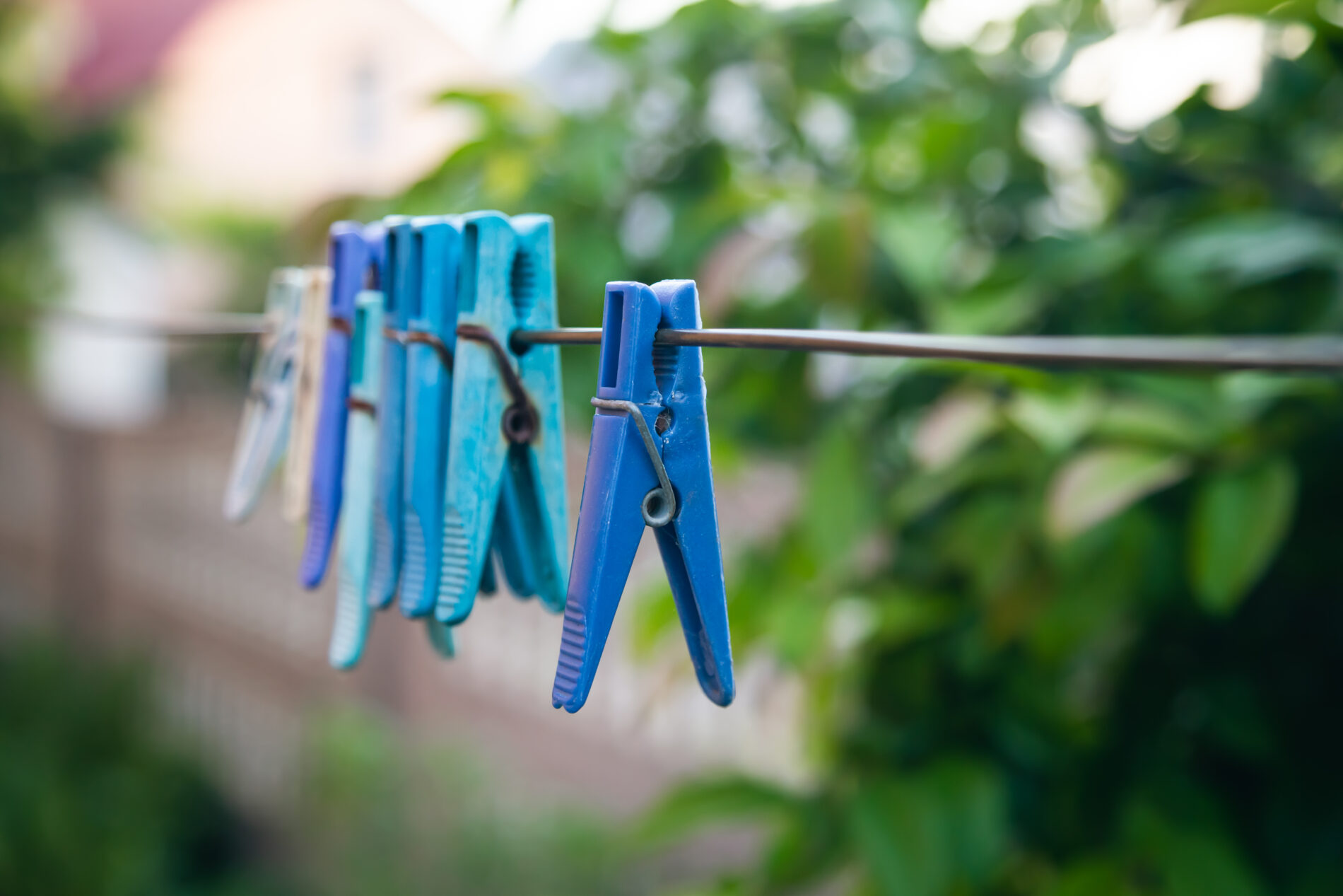 Господині розповіли, як із користю можна використовувати старі прищіпки на кухні