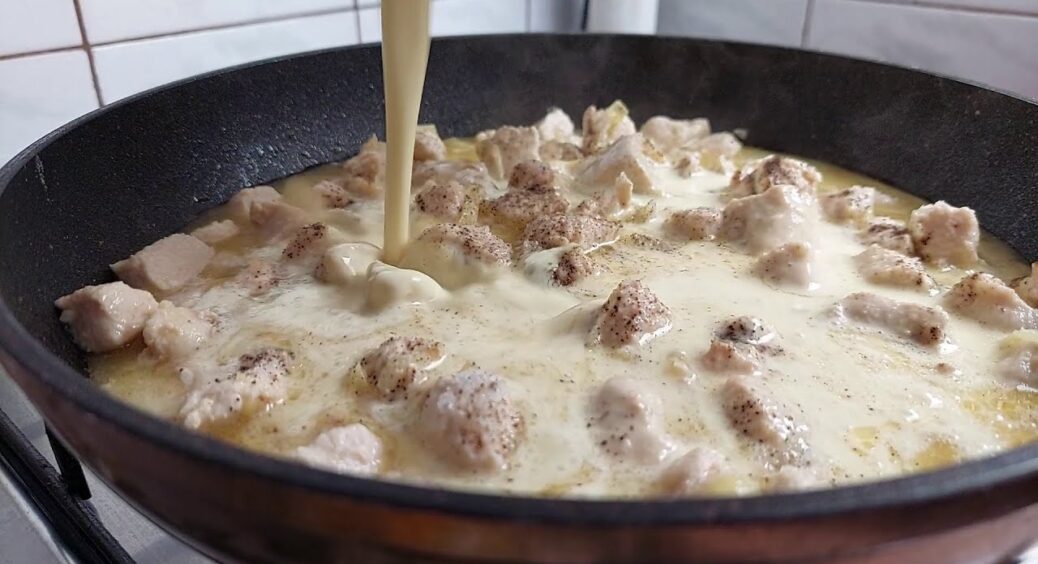 Гуляш – минуле століття: готую цю підливу з куркою у сметані – ідеально підходить до пюре, рису та макаронів 