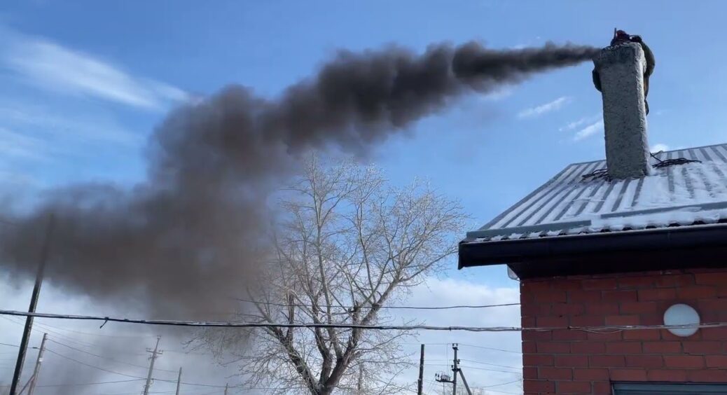 Так робить мій дід – кочегар “старої школи”, а тепер і я: як без крохмалю прочистити димар – трюк працює 