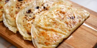 Кулінари поділилися простим рецептом дуже смачних заливних коржиків на сковороді