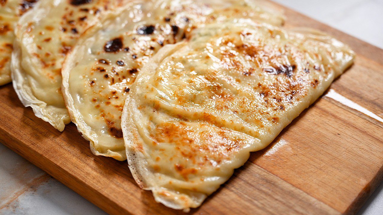 Кулінари поділилися простим рецептом дуже смачних заливних коржиків на сковороді