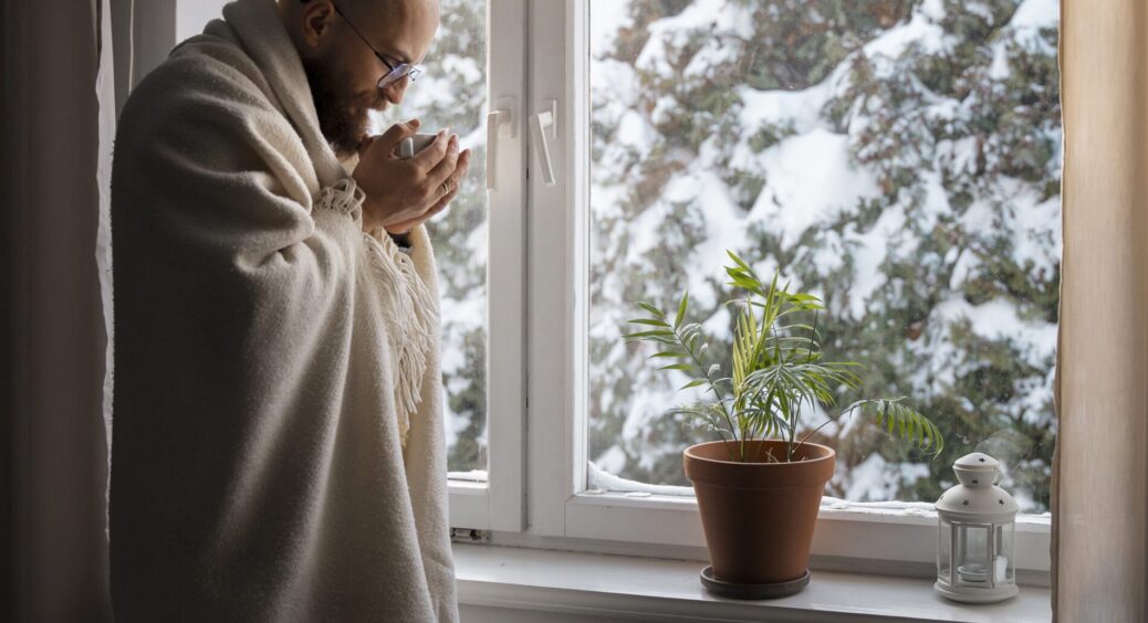 Мій кум-вікняр навчив такому, якщо продуває пластикове вікно: тепер не дме, а вдома на 3 градуси тепліше 