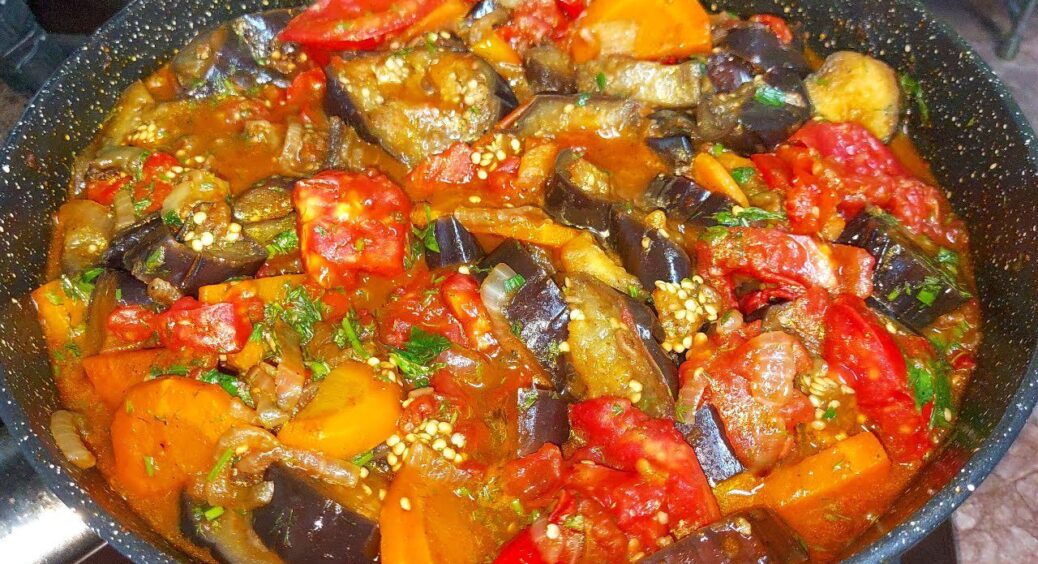 Змішала кабачки, баклажани й помідори: 57-річна свекруха каже “каша-малаша”, але її сину так подобається! 