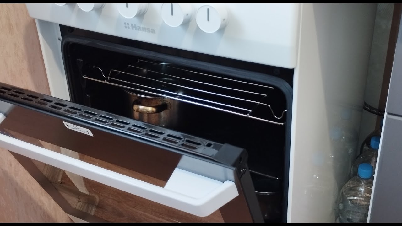 Господині поділилися ефективним способом, який допоможе відмити скло духовки