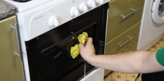 Господині поділилися ефективним способом, який допоможе відмити скло духовки