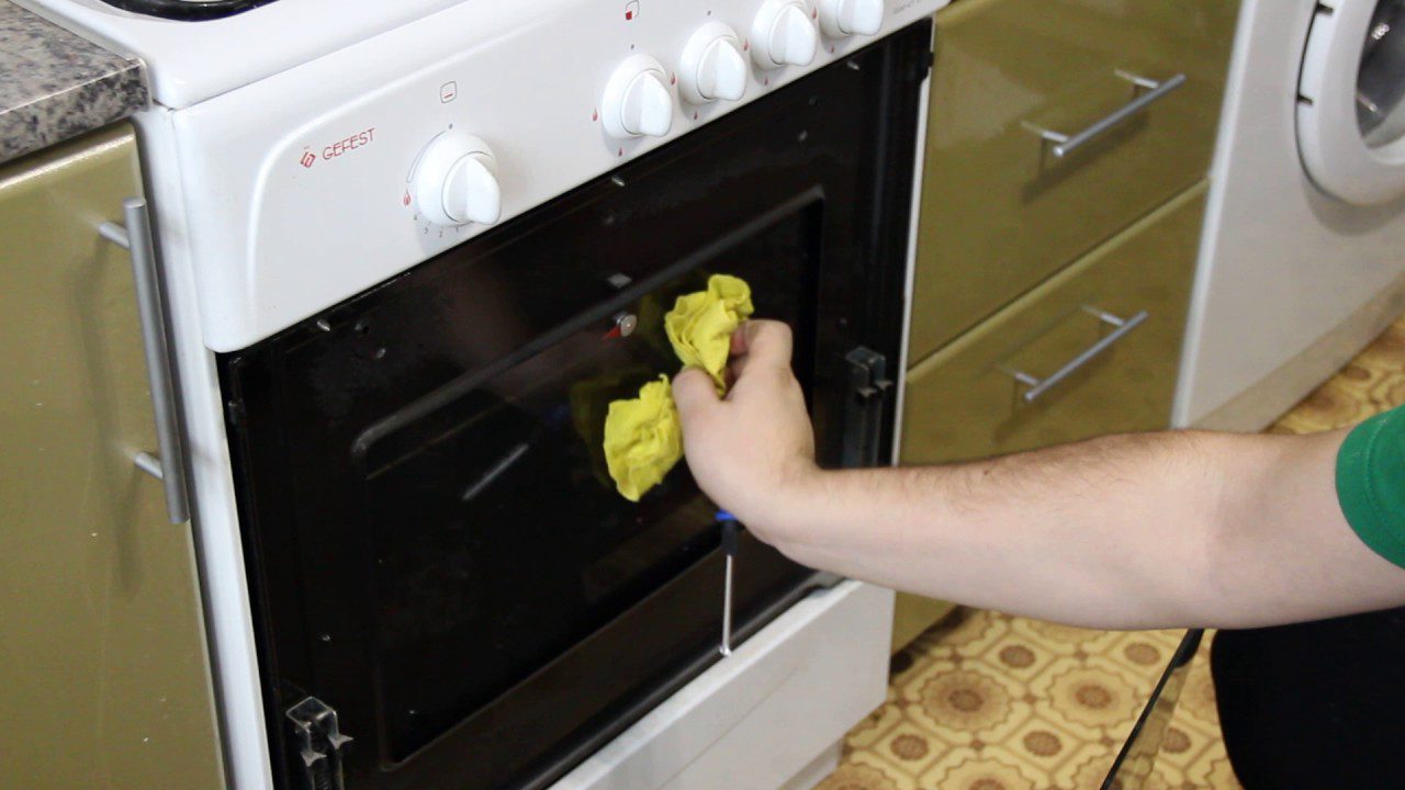 Господині поділилися ефективним способом, який допоможе відмити скло духовки