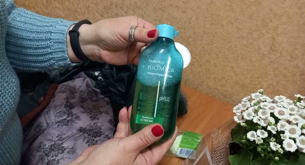 2 крапельки на ватний диск – і на дутій куртці більше немає плям: хімчистки почнуть розорятися 