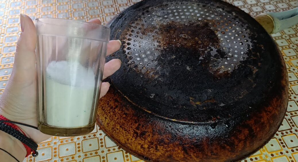 Всі прибирають нагар зсередини сковороди, а як щодо зовні? Цей трюк – заміна посудомийки за “3 копійки” 