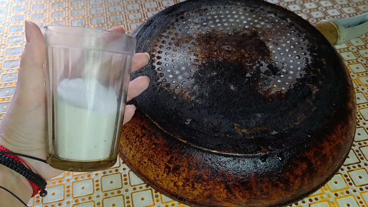Господині розповіли, як швидко очистити сковороду від нагару зовні та всередині
