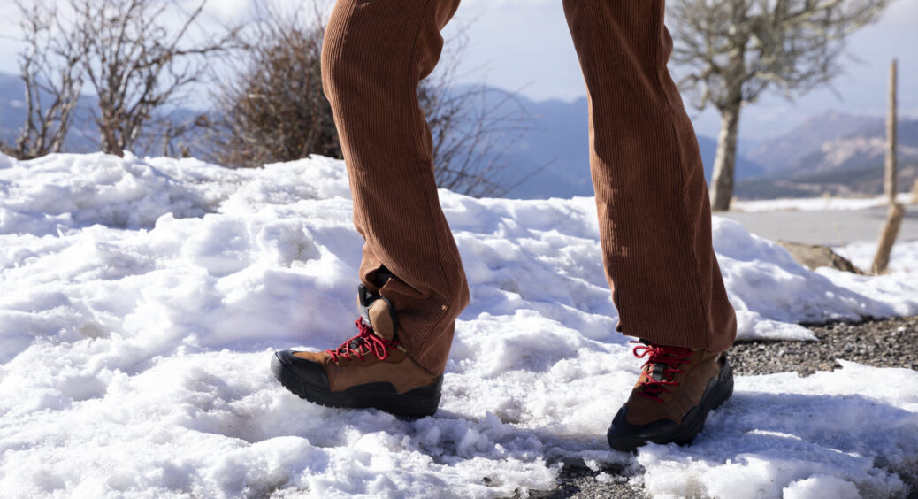 Ноги не замерзнуть навіть при -40°С: використовую звичайну газету замість термошкарпеток – “дідівський” трюк 