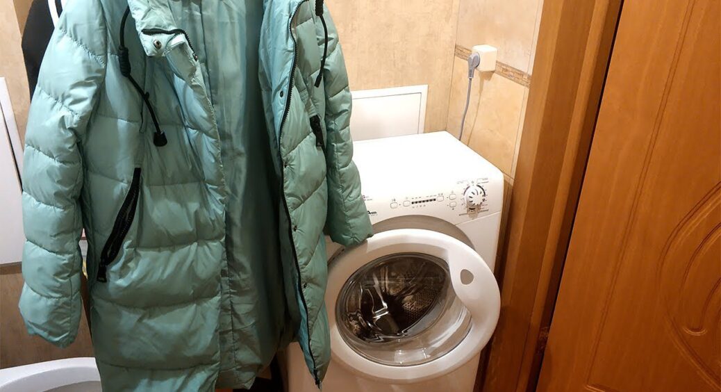 Випрала зимову куртку в пральній машинці – і вона знову як нова: 0 розводів після висихання. Дієвий трюк 