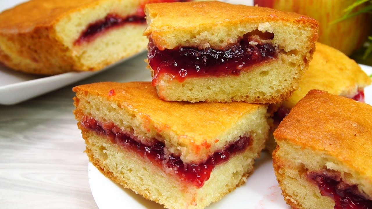 Кулінари поділилися рецептом солодкого пирога з варенням на кожен день