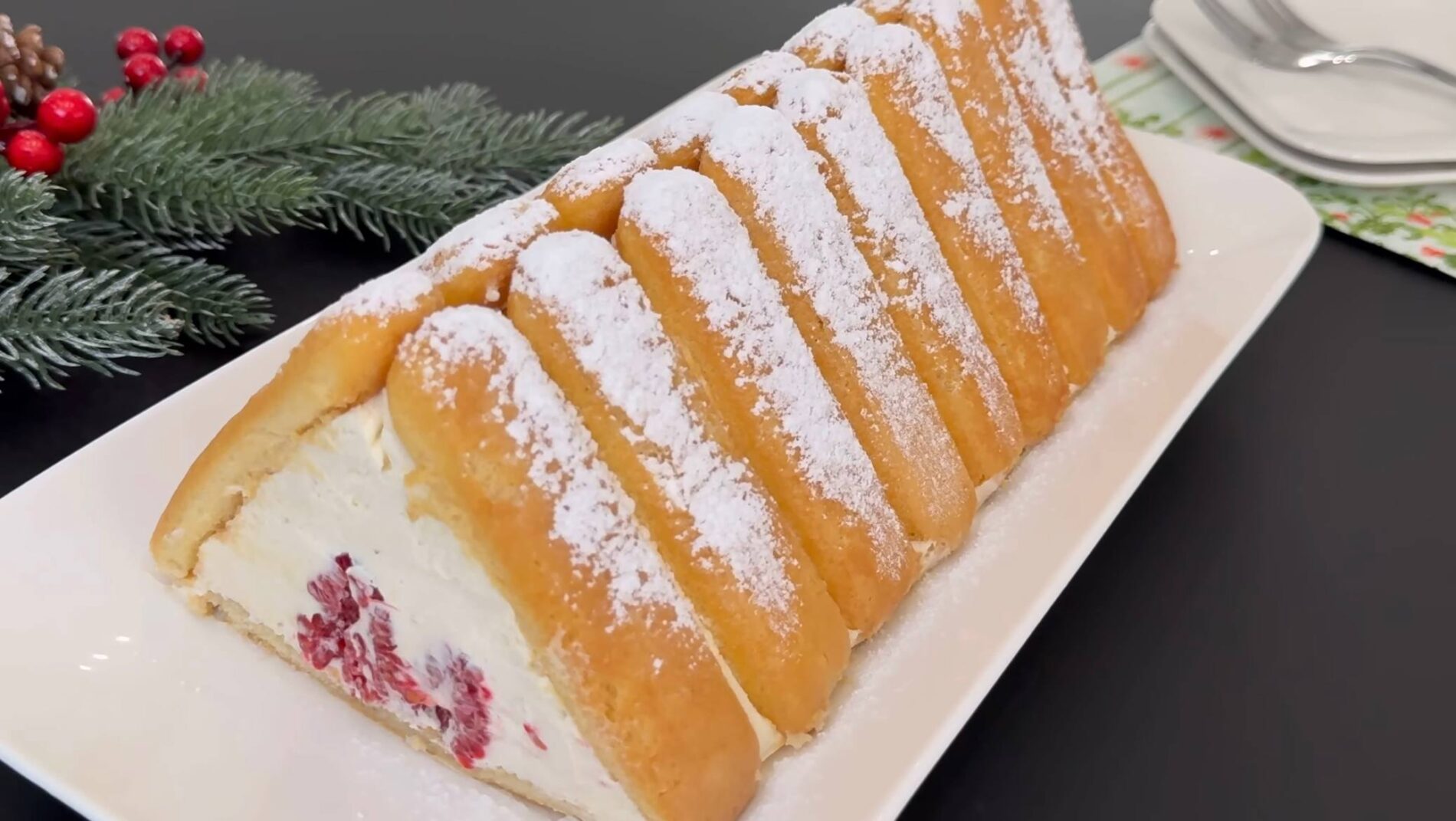 Кулінари поділилися рецептом торта без випічки з печива, ягід та вершків