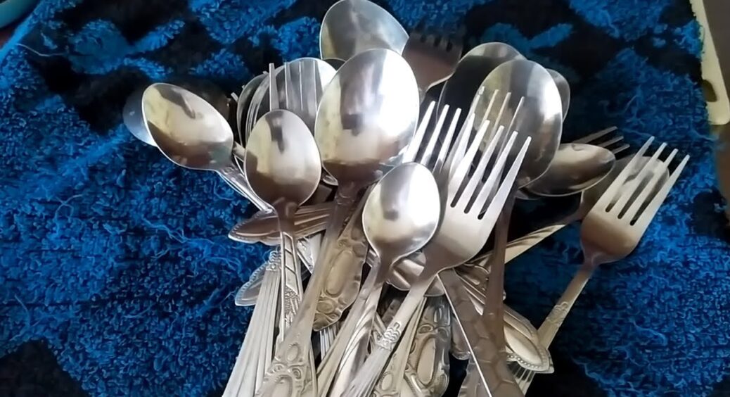 Якщо виделки й ложки потьмяніли, беру 1 “дармовий” порошок з кухні – і повертаю їм кришталевий блиск за 2 хв 