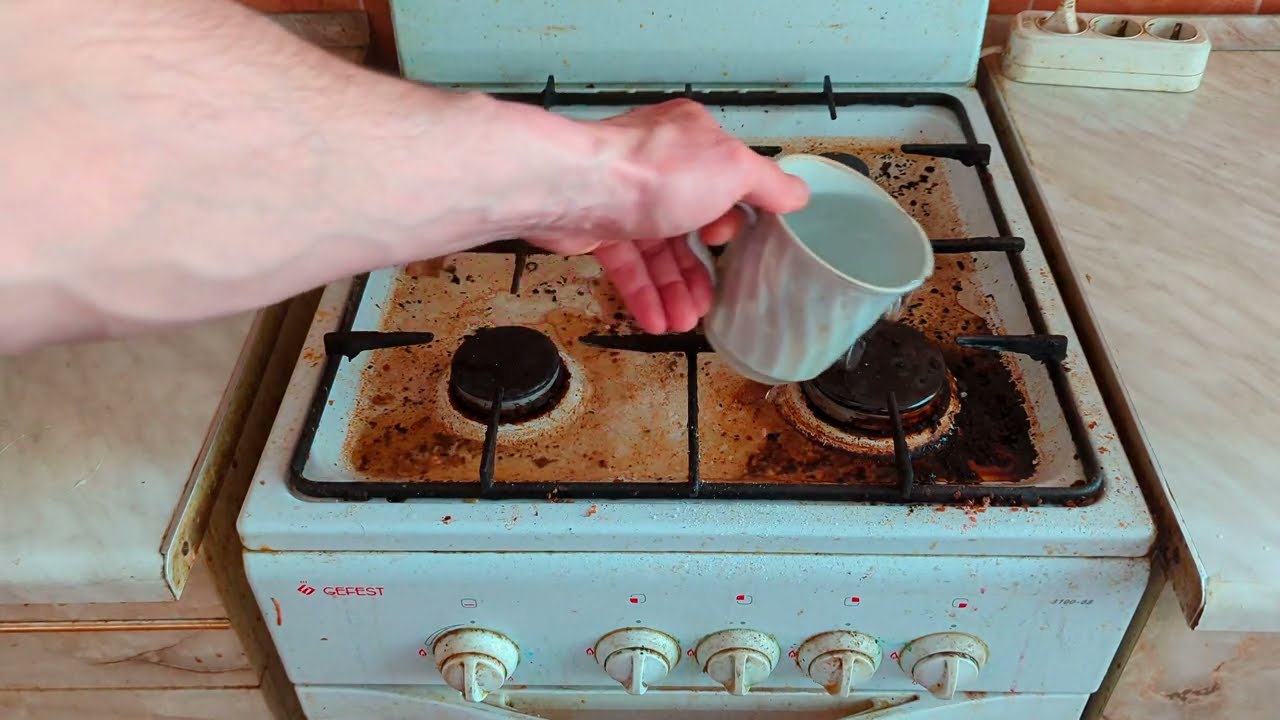 Господині поділилися простим, але ефективним способом очищення газової плити