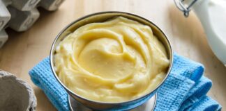 Кулінари поділилися рецептом заварного крему для десертів на основі сметани