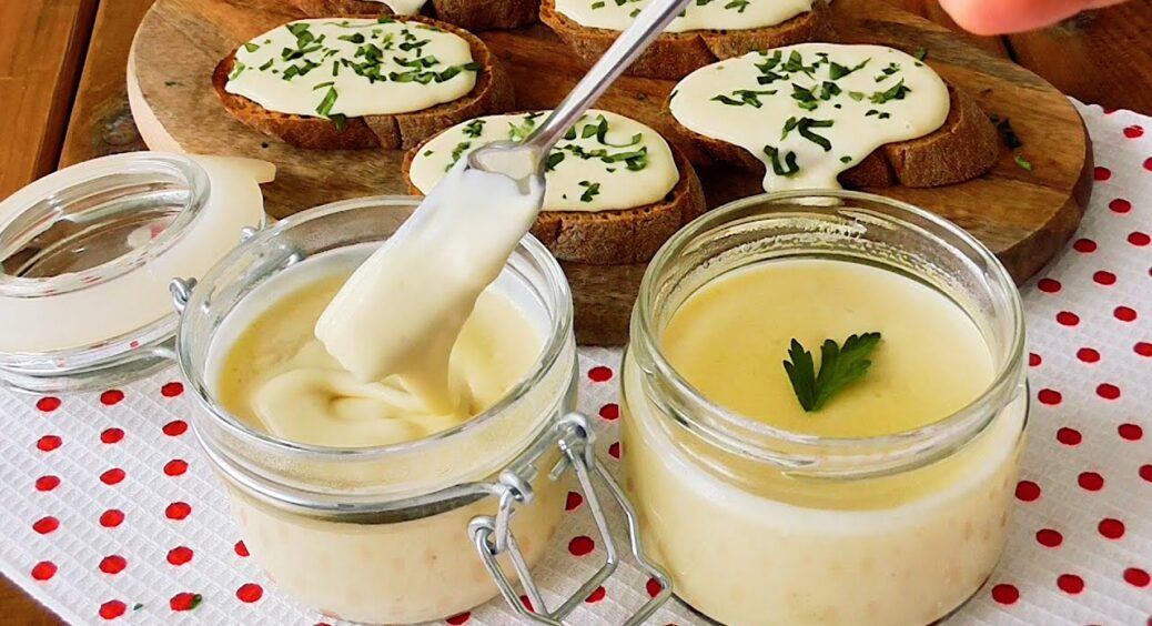 Заливаю 1 плавлений сирок 150 мл окропу – і вершковий соус готовий: подаю і до бутербродів, і до гарнірів 