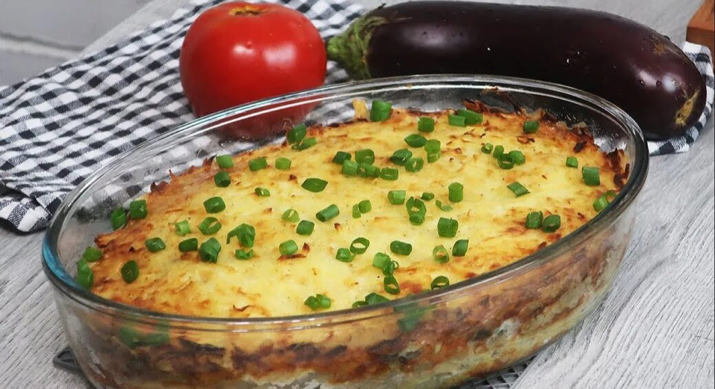 Картопляна запіканка “Сімейна”: натерла 1 кг картоплі й змішала з фаршем з ковбасок для гриля – смакота 