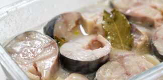 Кулінари поділилися рецептом малосольної скумбрії, яка готова уже за 24 години